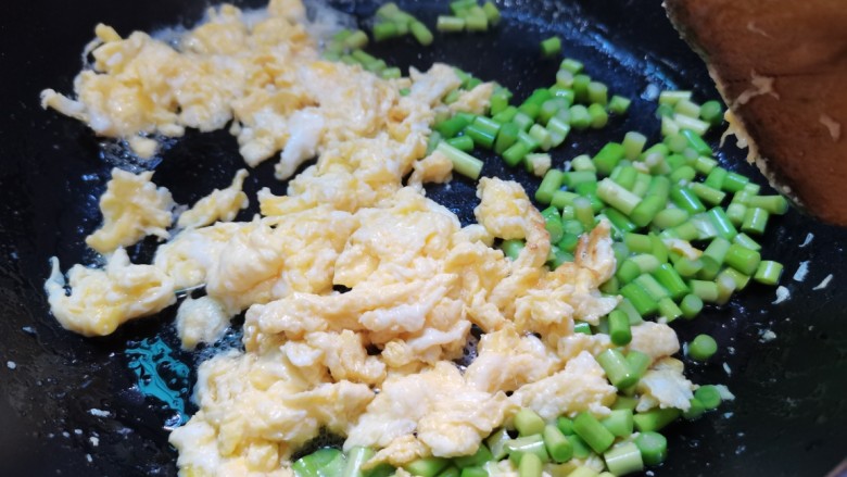 蒜苔蛋炒饭,煎好的鸡蛋捞放一边，放入蒜苔米翻炒