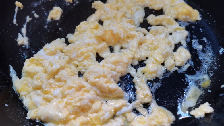 蒜苔蛋炒饭,鸡蛋液倒入煎至成形