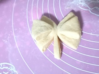 蝴蝶结面包,放下中间一片，另一边用同样的方法做