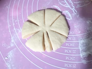 蝴蝶结面包,取一个的面团揉至排气，擀成圆形，切成如图形状