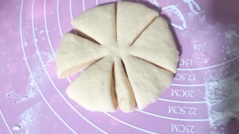 蝴蝶结面包,取一个的面团揉至排气，擀成圆形，切成如图形状