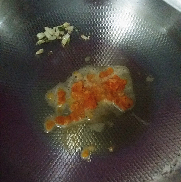咸蛋黄焗苦瓜,煸香葱沫、蒜泥后放入蛋黄碎