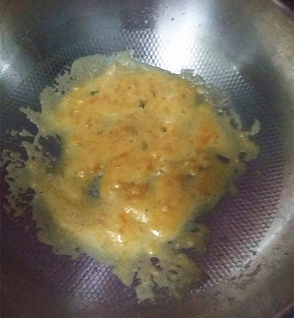 咸蛋黄焗苦瓜,充分炒匀至起沙浓稠