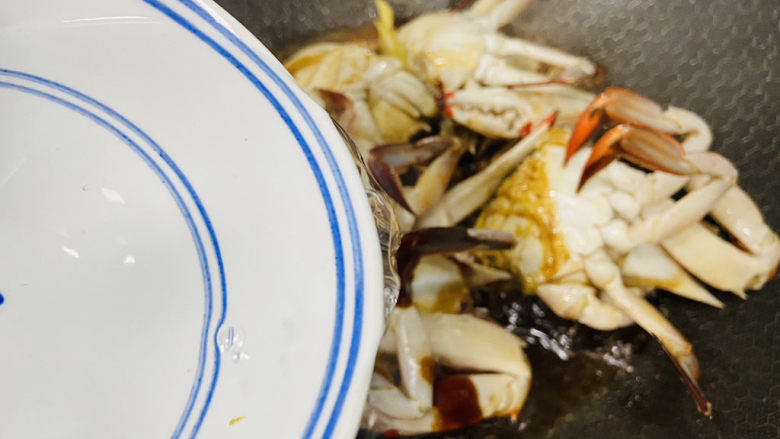 红烧梭子蟹,加入小半碗热水盖上锅盖焖煮至熟