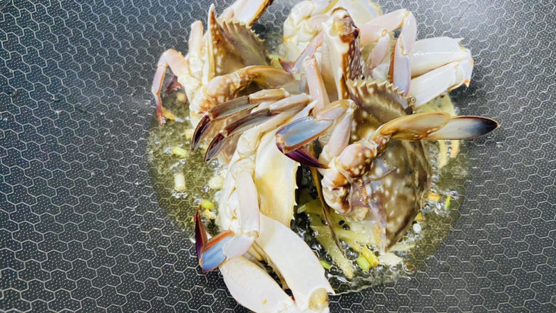 红烧梭子蟹,放入梭子蟹，切口朝下煎三至五分钟使肉质凝固
