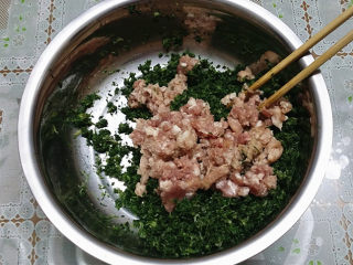 三鲜小馄饨,盆中放入荠菜和肉沫，搅拌均匀