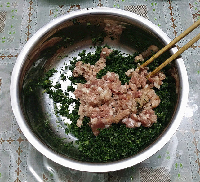 三鲜小馄饨,盆中放入荠菜和肉沫，搅拌均匀