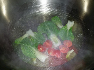 三鲜小馄饨,锅中烧开水，放入食盐、青菜、圣女果和猪油