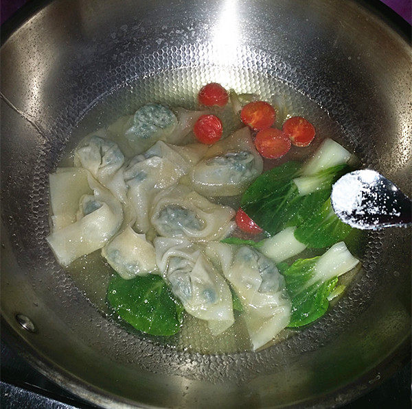 三鲜小馄饨,捞出，放至青菜锅中，加少许味精，煮开关火