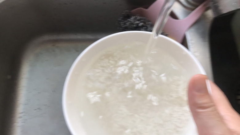 山药枸杞粥,大米和糯米一起洗干净备用