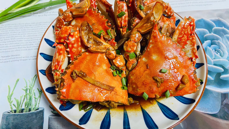 红烧梭子蟹,红烧梭子蟹鲜香浓郁，肉质细嫩、鲜美