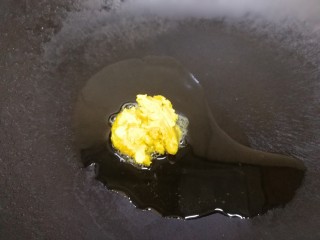 蛋黄焗苦瓜,放入咸鸭蛋黄。