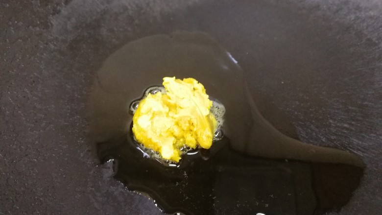 蛋黄焗苦瓜,放入咸鸭蛋黄。