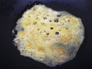 蛋黄焗苦瓜,小火炒至咸蛋黄泡沫翻沙。