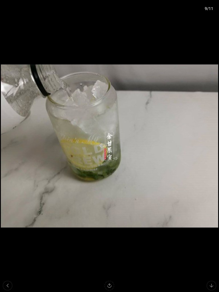 莫吉托,第六步，加入气泡水和郎姆酒，如果有遥控器，也可以将汽泡水和郎姆酒摇均匀后倒入。