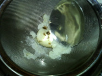 山药红枣糕,掰成小段，放入网筛中，用勺碾压过筛