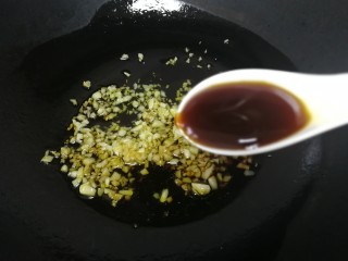 蒜蓉粉丝蒸金针菇,一汤匙蚝油。