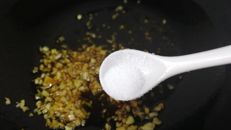 蒜蓉粉丝蒸金针菇,半小勺盐。