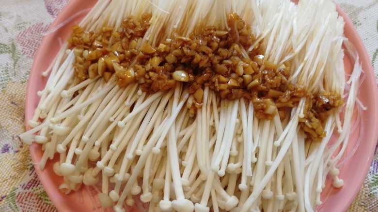 蒜蓉粉丝蒸金针菇,均匀浇在金针菇上。