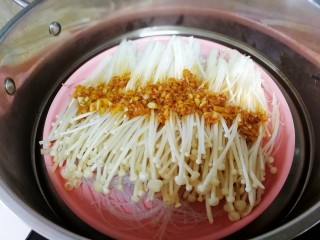 蒜蓉粉丝蒸金针菇,放入蒸锅，水开蒸8分钟。