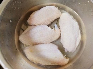 糯米蒸鸡翅,鸡翅冷水泡15分钟。