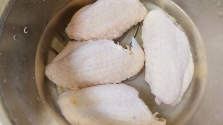 糯米蒸鸡翅,鸡翅冷水泡15分钟。