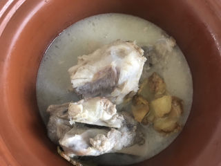 花生猪骨汤,汤炖变白后，移到砂锅中
