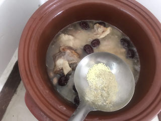 花生猪骨汤,炖好加入适量的盐和鸡精和白胡椒粉搅拌均匀