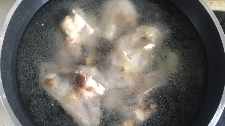 花生猪骨汤,加入姜片和适量的开水大火烧开，煮至汤汁变白