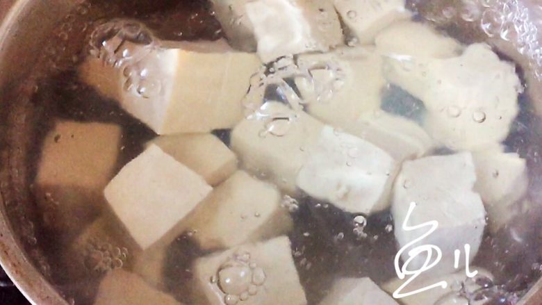 鸭血豆腐,水烧开，放入豆腐煮30秒