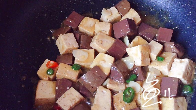 鸭血豆腐,炒匀出锅