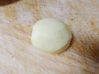 糯米蒸鸡翅,一个小土豆，去皮洗净。