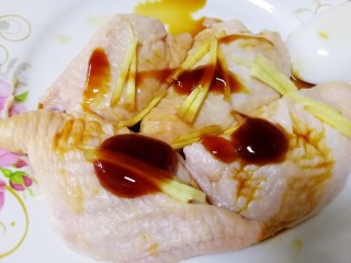 糯米蒸鸡翅,鸡翅中放一汤匙生抽，半汤匙蚝油。