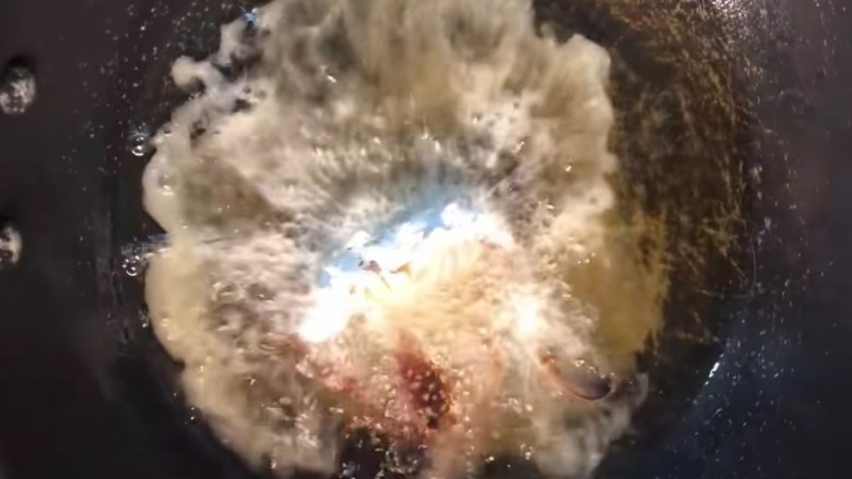香辣梭子蟹,油温七成热，下入锅中炸。
