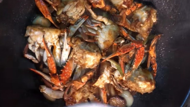 香辣梭子蟹,翻炒均匀，水淀粉勾芡，即可出锅。