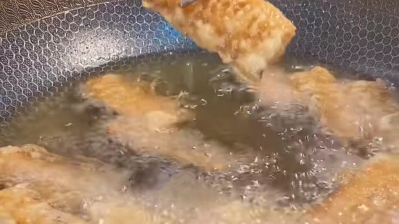 椒盐带鱼,炸制两面金黄捞出二次炸制。