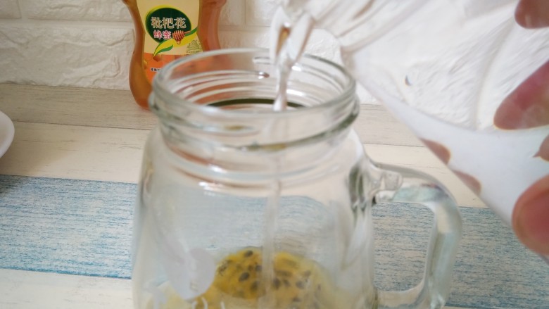 百香果薄荷蜂蜜水,加适量的凉开水