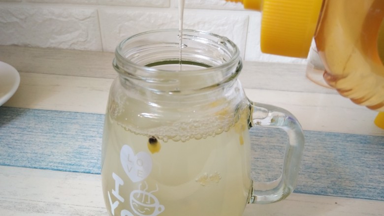 百香果薄荷蜂蜜水,适量的蜂蜜