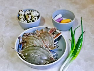 红烧梭子蟹,准备食材，也可以不放配菜。