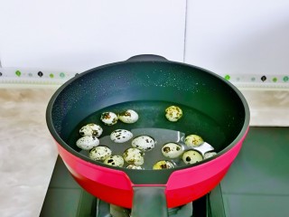 红烧梭子蟹,首先我们把鹌鹑蛋煮熟，捞出过冷水，再剥皮。