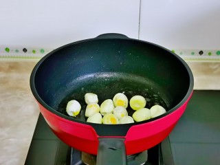 红烧梭子蟹,起油锅，加入去皮的鹌鹑蛋小火煎，煎至金黄盛出备用。