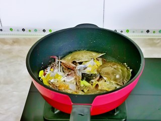 红烧梭子蟹,另起油锅，加入葱姜炒香加入蟹块，保持小火。