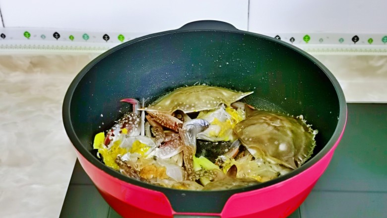 红烧梭子蟹,另起油锅，加入葱姜炒香加入蟹块，保持小火。