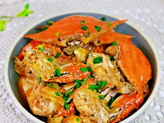 红烧梭子蟹,鹌鹑蛋与年糕吸收蟹的鲜美，好吃到爆。