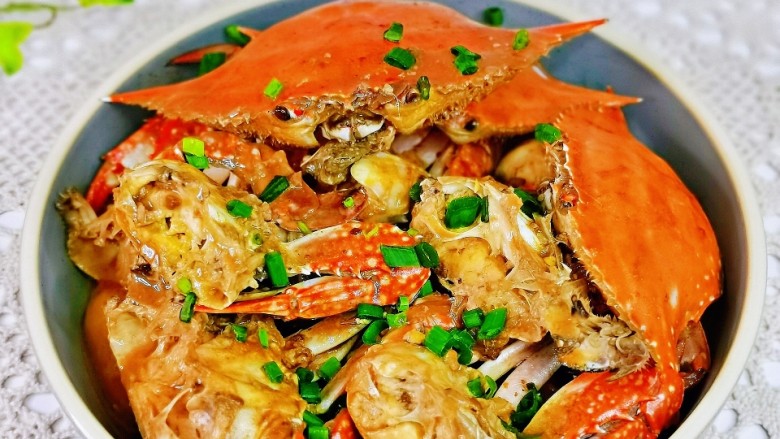 红烧梭子蟹,鹌鹑蛋与年糕吸收蟹的鲜美，好吃到爆。