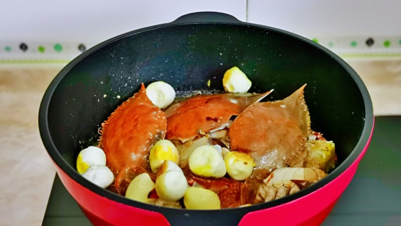 红烧梭子蟹,加入煎好的鹌鹑蛋。