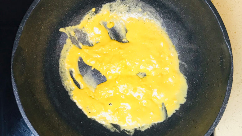 蛋黄焗苦瓜,转小火，不断地翻炒