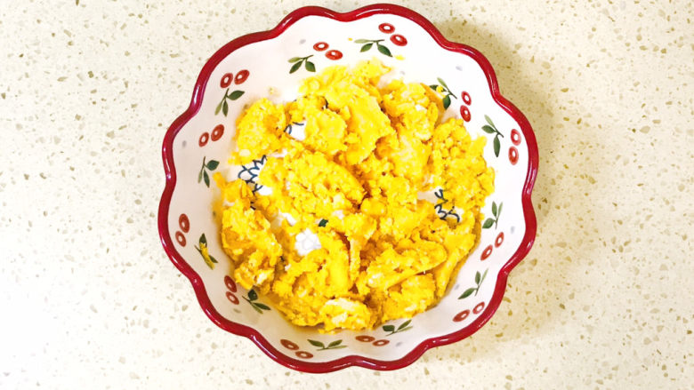 蛋黄焗苦瓜,用勺子压碎