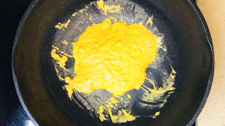 蛋黄焗苦瓜,一直炒至咸蛋黄起沙，微微冒泡就可以了