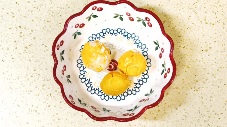 蛋黄焗苦瓜,咸鸭蛋，去掉蛋清部分，留下咸蛋黄